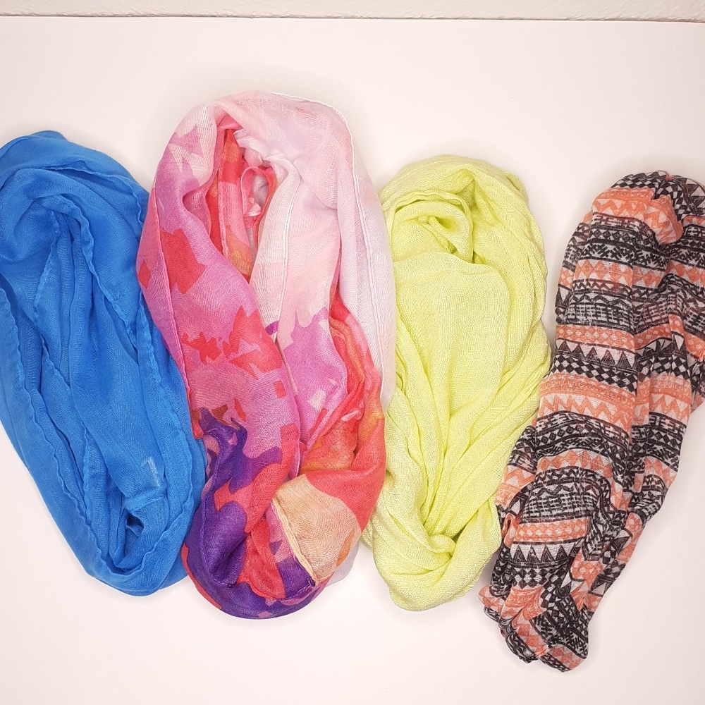 4 Scarfs! - Picture 8 of 8